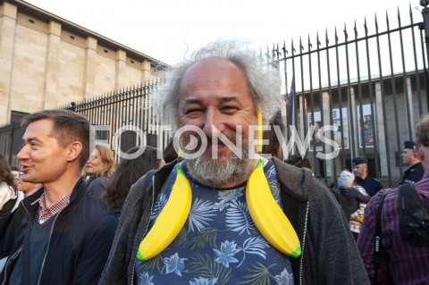  29.04.2019 WARSZAWA<br />
JEDZENIE BANANOW PRZED MUZEUM NARODOWYM<br />
BANANOWY PROTEST PRZECIWKO CENZURZE<br />
N/Z UCZESTNICY WYDARZENIA<br />
 