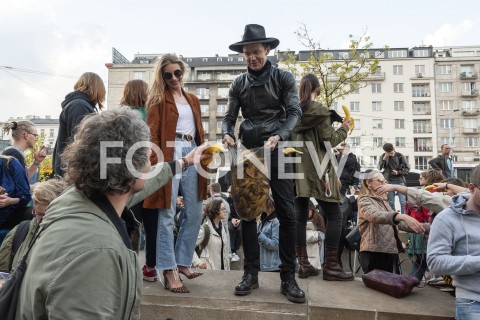  29.04.2019 WARSZAWA<br />
JEDZENIE BANANOW PRZED MUZEUM NARODOWYM<br />
BANANOWY PROTEST PRZECIWKO CENZURZE<br />
N/Z WOJCIECH MAZOLEWSKI KATARZYNA ZAWADZKA UCZESTNICY WYDARZENIA<br />
 