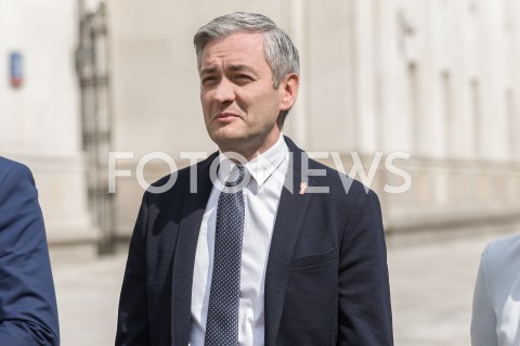  29.04.2019 WARSZAWA<br />
KONFERENCJA PRASOWA ROBERTA BIEDRONIA DOTYCZACA SUSZY PRZED MINISTERSTWEM ROLNICTWA W WARSZAWIE <br />
N/Z ROBERT BIEDRON <br />
 