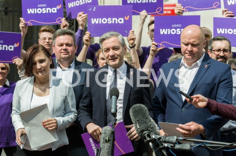  29.04.2019 WARSZAWA<br />
KONFERENCJA PRASOWA ROBERTA BIEDRONIA DOTYCZACA SUSZY PRZED MINISTERSTWEM ROLNICTWA W WARSZAWIE <br />
N/Z ROBERT BIEDRON PAULINA PIECHNA WIECKIEWICZ SLAWOMIR GROMADZKI <br />
 