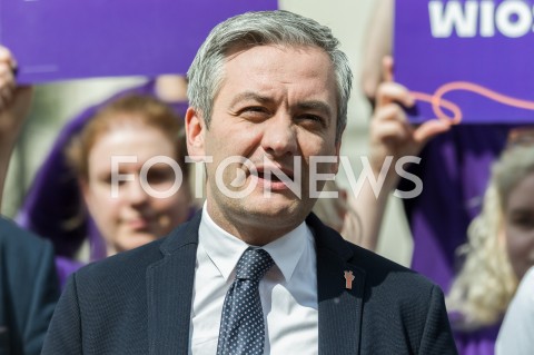  29.04.2019 WARSZAWA<br />
KONFERENCJA PRASOWA ROBERTA BIEDRONIA DOTYCZACA SUSZY PRZED MINISTERSTWEM ROLNICTWA W WARSZAWIE <br />
N/Z ROBERT BIEDRON <br />
 