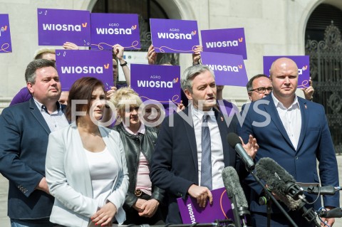  29.04.2019 WARSZAWA<br />
KONFERENCJA PRASOWA ROBERTA BIEDRONIA DOTYCZACA SUSZY PRZED MINISTERSTWEM ROLNICTWA W WARSZAWIE <br />
N/Z ROBERT BIEDRON PAULINA PIECHNA WIECKIEWICZ SLAWOMIR GROMADZKI <br />
 