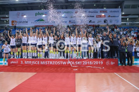  02.05.2019 RZESZOW <br />
SIATKOWKA LIGA SIATKOWKI KOBIET LSK 2018/2019 WOMEN VOLLEYBALL POLAND POLISH LEAGUE <br />
MECZ NR 4 O 3. MIEJSCE<br />
MECZ DEVELOPRES SKYRES RZESZOW - CHEMIK POLICE <br />
N/Z SIATKARKI DEVELOPRESU RADOSC EMOCJE ZWYCIESTWO BRAZOWY MEDAL PODIUM HELENE ROUSSEAUX JELENA BLAGOJEVIC AGATA SAWICKA KATARZYNA ZAROSLINSKA KROL MAJA TOKARSKA KAMILA WITKOWSKA KATARZYNA ZABINSKA KATARZYNA ZABINSKA MAGDALENA HAWRYLA DOROTA MEDYNSKA PAULINA PERET KINGA HATALA MICHAELA MLEJNKOVA EVA YANEVA ( EWA JANEWA ) BARBARA ZAKOSCIELNA PETYA BARAKOWA BARTLOMIEJ DABROWSKI - TRENER ( HEAD COACH ) <br />
 