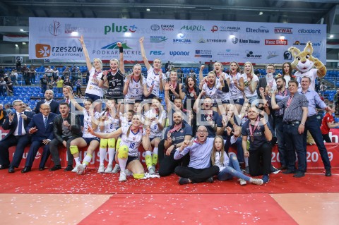  02.05.2019 RZESZOW <br />
SIATKOWKA LIGA SIATKOWKI KOBIET LSK 2018/2019 WOMEN VOLLEYBALL POLAND POLISH LEAGUE <br />
MECZ NR 4 O 3. MIEJSCE<br />
MECZ DEVELOPRES SKYRES RZESZOW - CHEMIK POLICE <br />
N/Z SIATKARKI DEVELOPRESU RADOSC EMOCJE ZWYCIESTWO BRAZOWY MEDAL ZDJECIE GRUPOWE GRUPOWKA<br />
 