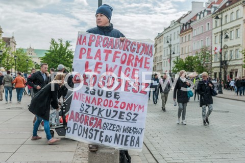  03.05.2019 WARSZAWA <br />
OBCHODY SWIETA NARODOWEGO 3 MAJA <br />
N/Z PLAKAT NAPIS NA PROABORCYJNA PLATFORME LEWICE GLOSUJESZ ZGUBE NIENARODZONYM SZYKUJESZ<br />
 
