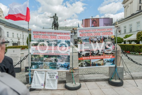  03.05.2019 WARSZAWA <br />
OBCHODY SWIETA NARODOWEGO 3 MAJA <br />
N/Z TRANSPAREMT PRZED PALACEM PREZYDENCKIM GDZIE SPRAWIEDLIWOSC MAFIO ODDAJ ZIEMIE I ZWIERZETA<br />
 