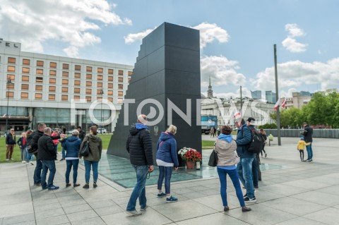  03.05.2019 WARSZAWA <br />
OBCHODY SWIETA NARODOWEGO 3 MAJA <br />
N/Z WARSZAWIACY PRZED POMNIKIEM OFIAR KATASTROFY SMOLENSKIEJ NA PLACU PILSUDSKIEGO<br />
 