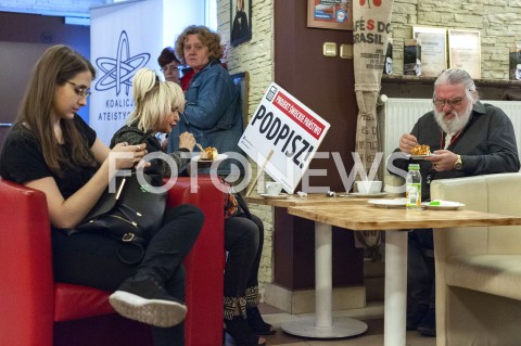  11.05.2019 WARSZAWA<br />
PREMIERA FILMU TYLKO NIE MOW NIKOMU<br />
N/Z UCZESTNICY WYDARZENIA PODPISZ SWIECKIE PANSTWO<br />
 