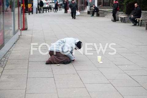  13.05.2019 WARSZAWA <br />ZDJECIE ILUSTRACYJNE <br />N/Z KOBIETA ZBIERAJACA PROSZACA O PIENIADZE NA ULICY<br /> 