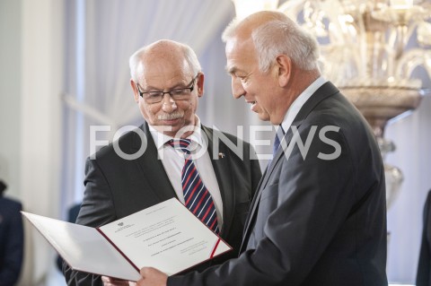  31.05.2019 WARSZAWA SEJM<br />
WRECZENIE POSLOM PARLAMENTU EUROPEJSKIEGO ZASWIADCZENIA O WYBORZE<br />
N/Z JANUSZ ANTONI LEWANDOWSKI WIESLAW KOZIELEWICZ<br />
 