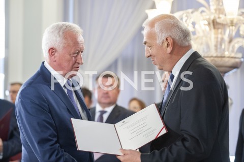  31.05.2019 WARSZAWA SEJM<br />
WRECZENIE POSLOM PARLAMENTU EUROPEJSKIEGO ZASWIADCZENIA O WYBORZE<br />
N/Z BOGUSLAW LIBERADZKI WIESLAW KOZIELEWICZ<br />
 
