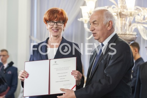  31.05.2019 WARSZAWA SEJM<br />
WRECZENIE POSLOM PARLAMENTU EUROPEJSKIEGO ZASWIADCZENIA O WYBORZE<br />
N/Z ELZBIETA RAFALSKA WIESLAW KOZIELEWICZ<br />
 