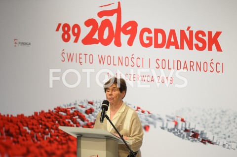  04.06.2019 GDANSK<br />
SWIETO WOLNOSCI I SOLIDARNOSCI W GDANSKU<br />
N/Z ZOFIA ROMASZEWSKA ODCZYTUJE LIST PREZYDENTA ANDRZEJA DUDY<br />
 