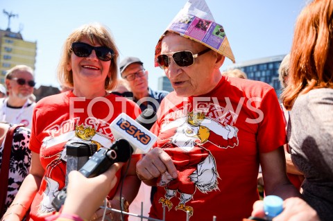  04.06.2019 GDANSK<br />
SWIETO WOLNOSCI I SOLIDARNOSCI W GDANSKU<br />
N/Z LUDZIE ZEBRANI NA PLACU SOLIDARNOSCI<br />
 