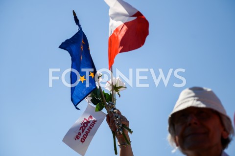  04.06.2019 GDANSK<br />
SWIETO WOLNOSCI I SOLIDARNOSCI W GDANSKU<br />
N/Z FLAGA UNIA EUROPEJSKA POLSKA GDANSK 89 2019 LUDZIE ZEBRANI NA PLACU SOLIDARNOSCI<br />
 