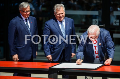  04.06.2019 GDANSK<br />
SWIETO WOLNOSCI I SOLIDARNOSCI W GDANSKU<br />
N/Z BRONISLAW KOMOROWSKI ALEKSANDER KWASNIEWSKI LECH WALESA<br />
 