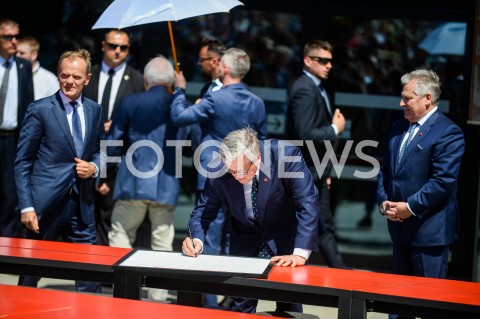  04.06.2019 GDANSK<br />
SWIETO WOLNOSCI I SOLIDARNOSCI W GDANSKU<br />
N/Z DONALD TUSK BRONISLAW KOMOROWSKI ALEKSANDER KWASNIEWSKI<br />
 