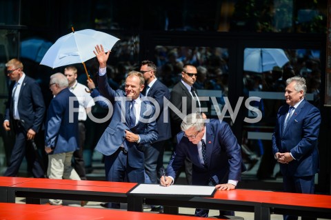  04.06.2019 GDANSK<br />
SWIETO WOLNOSCI I SOLIDARNOSCI W GDANSKU<br />
N/Z DONALD TUSK BRONISLAW KOMOROWSKI ALEKSANDER KWASNIEWSKI<br />
 