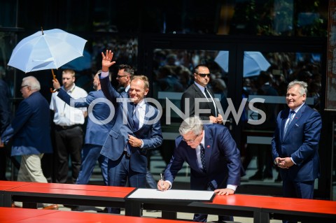  04.06.2019 GDANSK<br />
SWIETO WOLNOSCI I SOLIDARNOSCI W GDANSKU<br />
N/Z DONALD TUSK BRONISLAW KOMOROWSKI ALEKSANDER KWASNIEWSKI<br />
 