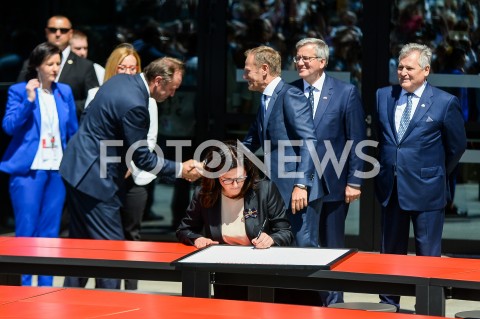  04.06.2019 GDANSK<br />
SWIETO WOLNOSCI I SOLIDARNOSCI W GDANSKU<br />
N/Z ALEKSANDRA DULKIEWICZ DONALD TUSK MIECZYSLAW STRUK ALEKSANDER KWASNIEWSKI BRONISLAW KOMOROWSKI<br />
 