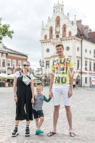  24.06.2019 RZESZOW RYNEK<br />
DMITRIJ MUSERSKI - SIATKARZ REPREZENTACJI ROSJI MIERZACY 218 CM WZROSTU, ZLOTY MEDALISTA IGRZYSK OLIMPIJSKICH W LONDYNIE <br />
N/Z DMITRIJ MUSERSKI Z ZONA INNA MUSERSKAYA I SYNEM ROMAN (4 L.)<br />
 