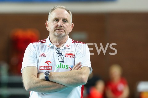  19.07.2019 OSTROWIEC SWIETOKRZYSKI <br />
SIATKOWKA KOBIET <br />
MECZ TOWARZYSKI <br />
POLSKA - CZECHY ( POLAND - CZECH REPUBLIC ) <br />
N/Z JACEK NAWROCKI - I TRENER ( HEAD COACH ) SYLWETKA <br />
 