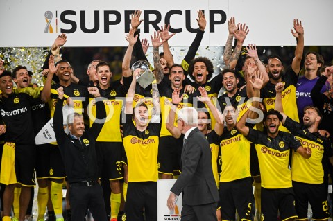  03.08.2019 DORTMUND<br />
PILKA NOZNA - SUPERPUCHAR NIEMIEC 2019<br />
(Football - Germany Supercup 2019)<br />
MECZ BORUSSIA DORTMUND - BAYERN MONACHIUM<br />
(Borussia Dortmund - Bayern Munich)<br />
N/Z BORUSSIA DORTMUND ZWYCIEZCA SUPERPUCHAR LUKASZ PISZCZEK DEKORACJA MARCO REUS<br />
 