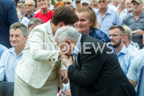  18.08.2019 STALOWA WOLA <br />
RODZINNY PIKNIK PIS W STALOWEJ WOLI <br />
N/Z JAROSLAW KACZYNSKI CALUJE W REKE BEATA SZYDLO <br />
 