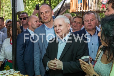  18.08.2019 STALOWA WOLA <br />
RODZINNY PIKNIK PIS W STALOWEJ WOLI <br />
N/Z JAROSLAW KACZYNSKI KOLO GOSPODYN WIEJSKICH RAFAL WEBER <br />
 