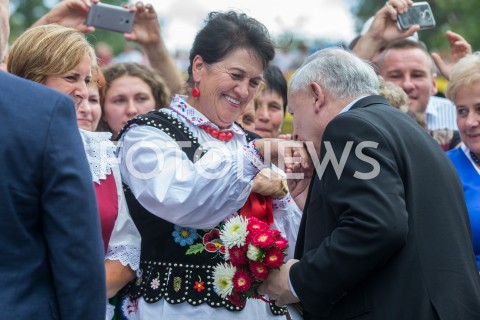  18.08.2019 STALOWA WOLA <br />
RODZINNY PIKNIK PIS W STALOWEJ WOLI <br />
N/Z JAROSLAW KACZYNSKI CALUJE W REKE <br />
 