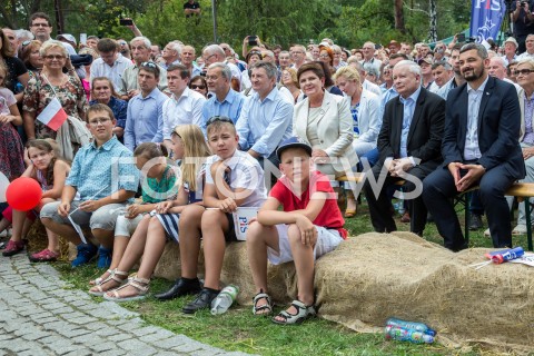  18.08.2019 STALOWA WOLA <br />
RODZINNY PIKNIK PIS W STALOWEJ WOLI <br />
N/Z DZIECI SIEDZACE NA SIANIE SLOMIE FLAGI PIS WITOLD BANKA JERZY KWIECINSKI MAREK KUCHCINSKI BEATA SZYDLO JAROSLAW KACZYNSKI KRZYSZTOF SOBOLEWSKI <br />
 