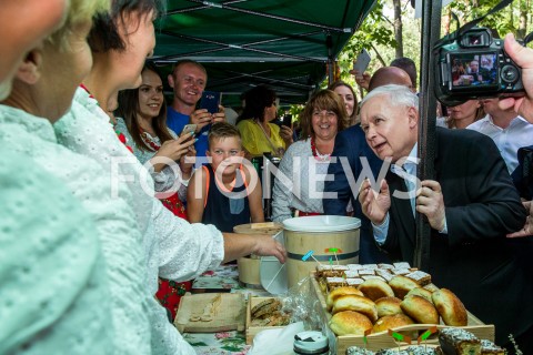  18.08.2019 STALOWA WOLA <br />
RODZINNY PIKNIK PIS W STALOWEJ WOLI <br />
N/Z JAROSLAW KACZYNSKI STOISKO KOLA GOSPODYN WIEJSKICH <br />
 