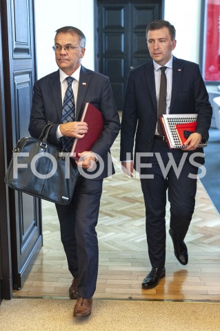  20.08.2019 WARSZAWA<br />
POSIEDZENIE RADY MINISTROW<br />
POSIEDZENIE RZADU<br />
N/Z JAROSLAW SELLIN LUKASZ SCHREIBER<br />
 