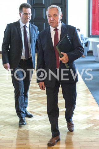  20.08.2019 WARSZAWA<br />
POSIEDZENIE RADY MINISTROW<br />
POSIEDZENIE RZADU<br />
N/Z HENRYK KOWALCZYK ANDRZEJ BITTEL<br />
 