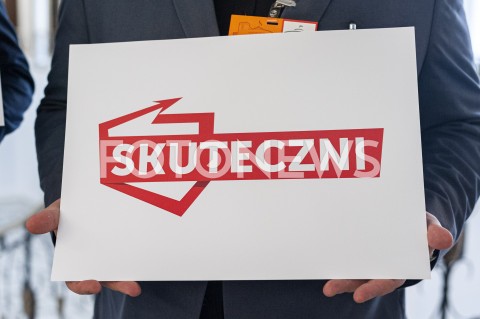  20.08.2019 WARSZAWA<br />
KOMITET WYBORCZY SKUTECZNI ZAPREZENTOWAL LIDEROW<br />
N/Z SKUTECZNI SZYLD LOGO TABLICA<br />
 