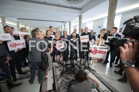  20.08.2019 WARSZAWA<br />
KOMITET WYBORCZY SKUTECZNI ZAPREZENTOWAL LIDEROW<br />
N/Z PIOTR MARZEC LIROY WIOLETTA JACHOWICZ WROBLEWSKA JACEK DOBIESZ HUBERT CZERNIAK MACIEJ MACIEJOWSKI<br />
 