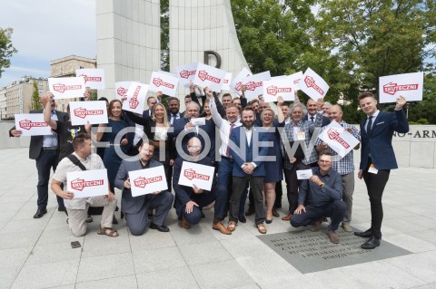  20.08.2019 WARSZAWA<br />
KOMITET WYBORCZY SKUTECZNI ZAPREZENTOWAL LIDEROW<br />
N/Z PIOTR MARZEC LIROY HUBERT CZERNIAK WIOLETTA JACHOWICZ WROBLEWSKA JACEK DOBIESZ KATARZYNA ZALESNA OSKAR KIDAWA MIKOLAJ PIECHOTA MARCIN SAWICKI KACPER OSZCZAK LUKASZ BARANOWSKI MAREK GREJBUS JAKUB PERKOWSKI ARKADIUSZ PISZCZEK ANDRZEJ KUJAWSKI ALEKSANDER OMELANCZUK PAWEL JACHOWICKI PIOTR BAKUN PIOTR SIKORSKI LUKASZ MALCZYK MICHAL FILIPEK DOROTA MAKSYMOWICZ CZAPKOWSKA TOMASZ MAZAN<br />
 
