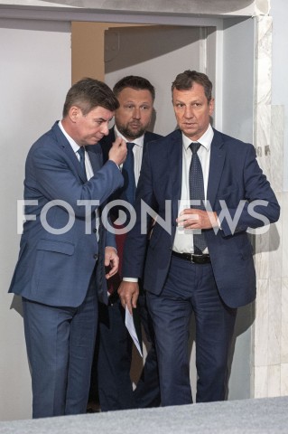  22.08.2019 WARSZAWA<br />
PREZENTACJA KANDYDATOW DO SEJMU Z WARSZAWSKIEJ LISTY KOALICJI OBYWATELSKIEJ<br />
N/Z JAN GRABIEC MARCIN KIERWINSKI ANDRZEJ HALICKI<br />
 