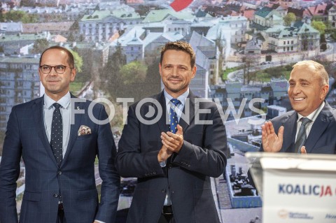  22.08.2019 WARSZAWA<br />
PREZENTACJA KANDYDATOW DO SEJMU Z WARSZAWSKIEJ LISTY KOALICJI OBYWATELSKIEJ<br />
N/Z RAFAL TRZASKOWSKI GRZEGORZ SCHETYNA MICHAL SZCZERBA<br />
 