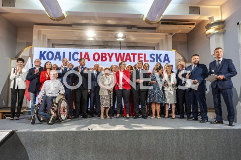  22.08.2019 WARSZAWA<br />
PREZENTACJA KANDYDATOW DO SEJMU Z WARSZAWSKIEJ LISTY KOALICJI OBYWATELSKIEJ<br />
N/Z GRZEGORZ SCHETYNA RAFAL TRZASKOWSKI KATARZYNA LUBNAUER MICHAL SZCZERBA BARBARA BORYS DAMIECKA MARCIN KIERWINSKI ANDRZEJ HALICKI KANDYDACI<br />
 