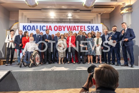  22.08.2019 WARSZAWA<br />
PREZENTACJA KANDYDATOW DO SEJMU Z WARSZAWSKIEJ LISTY KOALICJI OBYWATELSKIEJ<br />
N/Z GRZEGORZ SCHETYNA RAFAL TRZASKOWSKI KATARZYNA LUBNAUER MICHAL SZCZERBA BARBARA BORYS DAMIECKA MARCIN KIERWINSKI ANDRZEJ HALICKI KANDYDACI<br />
 