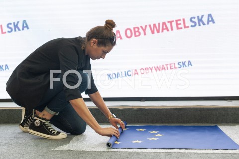  22.08.2019 WARSZAWA<br />
PREZENTACJA KANDYDATOW DO SEJMU Z WARSZAWSKIEJ LISTY KOALICJI OBYWATELSKIEJ<br />
N/Z KOALICJA OBYWATELSKA ZWIJANIE FLAGI UNII EUROPEJSKIEJ<br />
 
