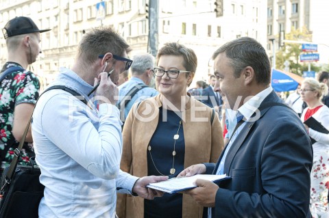  23.08.2019 WARSZAWA<br />
KANDYDACI KOALICJI OBYWATELSKIEJ <br />
ZBIERANIE PODPISOW NA LISTACH POPARCIA<br />
N/Z SLAWOMIR POTAPOWICZ KATARZYNA LUBNAUER<br />
 