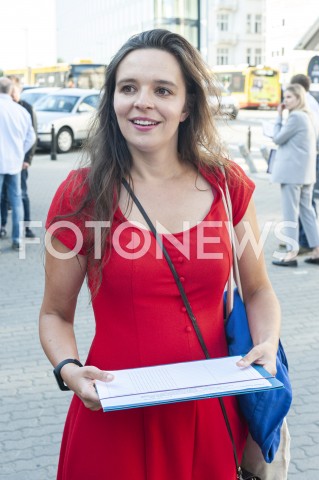  23.08.2019 WARSZAWA<br />
KANDYDACI KOALICJI OBYWATELSKIEJ <br />
ZBIERANIE PODPISOW NA LISTACH POPARCIA<br />
N/Z KLAUDIA JACHIRA<br />
 