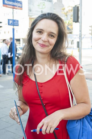  23.08.2019 WARSZAWA<br />
KANDYDACI KOALICJI OBYWATELSKIEJ <br />
ZBIERANIE PODPISOW NA LISTACH POPARCIA<br />
N/Z KLAUDIA JACHIRA<br />
 