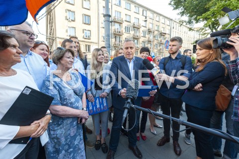  23.08.2019 WARSZAWA<br />
KANDYDACI KOALICJI OBYWATELSKIEJ <br />
ZBIERANIE PODPISOW NA LISTACH POPARCIA<br />
N/Z GRZEGORZ SCHETYNA BARBARA BORYS DAMIECKA JOANNA FABISIAK ALEKSANDRA GAJEWSKA SYLWIA KRAJEWSKA KAZIMIERZ UJAZDOWSKI <br />
 