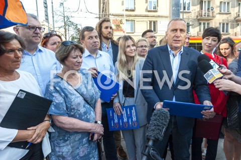 23.08.2019 WARSZAWA<br />
KANDYDACI KOALICJI OBYWATELSKIEJ <br />
ZBIERANIE PODPISOW NA LISTACH POPARCIA<br />
N/Z GRZEGORZ SCHETYNA BARBARA BORYS DAMIECKA JOANNA FABISIAK ALEKSANDRA GAJEWSKA SYLWIA KRAJEWSKA KAZIMIERZ UJAZDOWSKI <br />
 