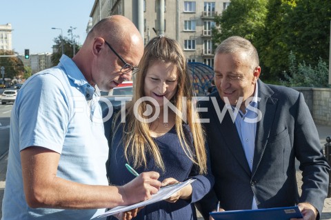 23.08.2019 WARSZAWA<br />
KANDYDACI KOALICJI OBYWATELSKIEJ <br />
ZBIERANIE PODPISOW NA LISTACH POPARCIA<br />
N/Z GRZEGORZ SCHETYNA<br />
 