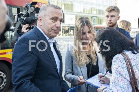  23.08.2019 WARSZAWA<br />
KANDYDACI KOALICJI OBYWATELSKIEJ <br />
ZBIERANIE PODPISOW NA LISTACH POPARCIA<br />
N/Z GRZEGORZ SCHETYNA ALEKSANDRA GAJEWSKA<br />
 