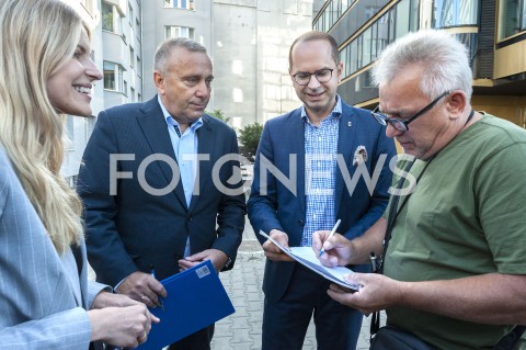 Zbiórka podpisów na listach poparcia przez kandydatów Koalicji Obywatelskiej w Warszawie